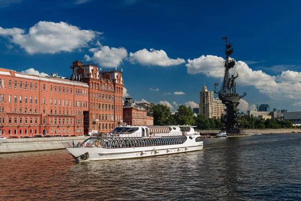 turistik yolculuk Moskova Nehri üzerinde