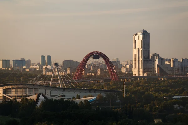 Puente rojo sobre el río Moskva —  Fotos de Stock