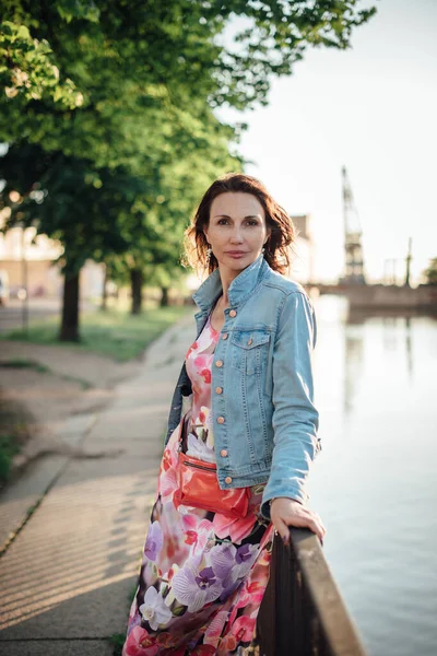 Hermosa Anciana Posando Terraplén Del Río —  Fotos de Stock