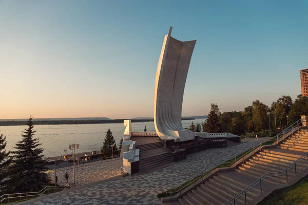 Samara Rusia Agosto 2020 Monumento Barco Muelle Del Río Volga —  Fotos de Stock