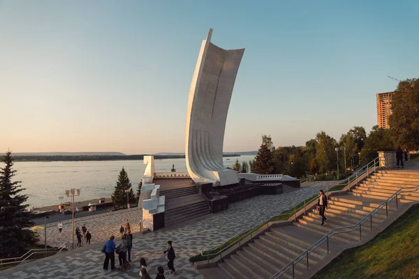Samara Rússia Agosto 2020 Barco Monumento Cais Rio Volga — Fotografia de Stock