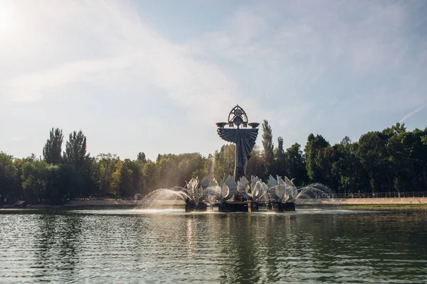 Brunnen Der Eisernen Jungfrau Park Der Kultur Und Erholung Zum — Stockfoto