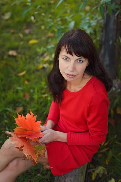 Belle fille dans une robe rouge — Photo