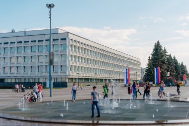Ulyanovsk, Rusya Federasyonu. Bahar 2015. İnsanlar şehir merkezinde güneşli bir günde yürümek... İnsanlar güneşli bir günde şehir merkezinde yürüyüş..