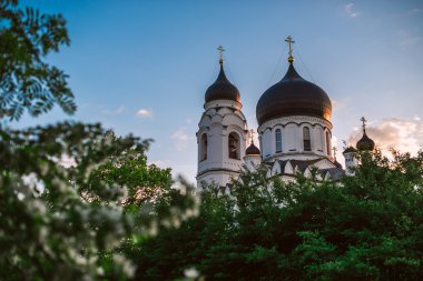 Bir gün batımı ışın kilisede