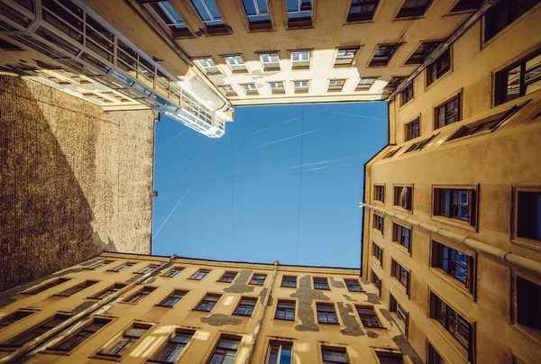 Gamle gårdsrom og bygninger i sentrum av St. Petersburg – stockfoto