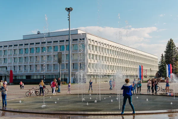 Ulyanovsk, Rusia. PRIMAVERA 2015. La gente camina en un día soleado en el centro de la ciudad . —  Fotos de Stock