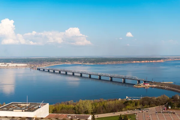 Överbrygga på floden volga — Stockfoto