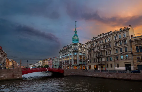 Kırmızı köprü görünümünü St. Petersburg