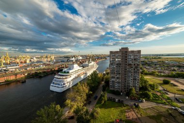 St. Petersburg, Rusya - 31 Ağustos 2015. Görünümü evin tepesinden St Petersburg şehir. öğrenci yurdu