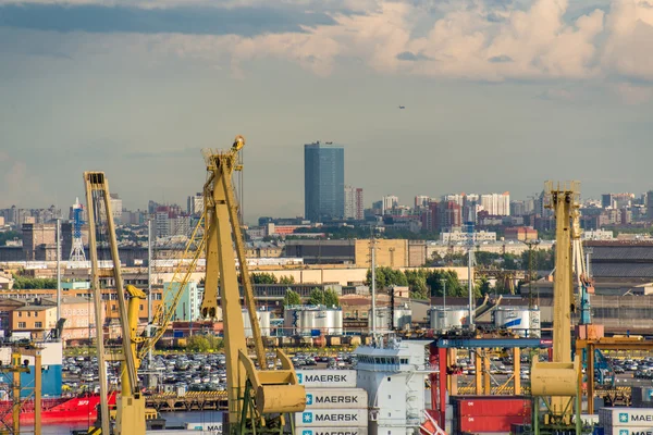Lastfartyg i last hamn i St Petersburg — Stockfoto
