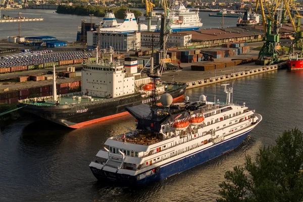 货船在货运海港圣彼得斯堡 — 图库照片