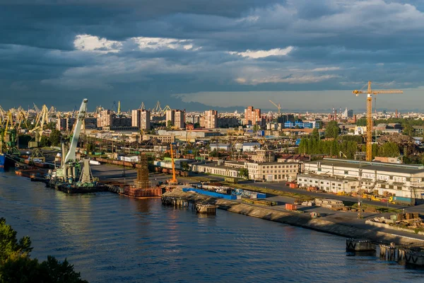 Kapal kargo di pelabuhan kargo di St. Petersburg — Stok Foto