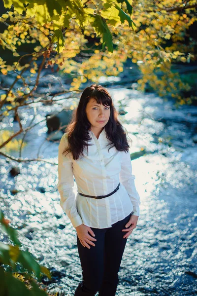 Menina bonita 30 anos em terno de negócios andando na floresta de outono — Fotografia de Stock