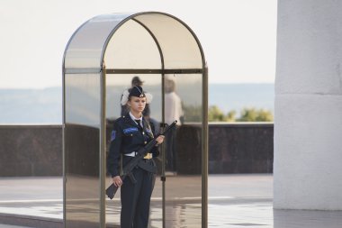 Anıtı Dikilitaş sonsuz şöhret. Korumalı kız anıtlar