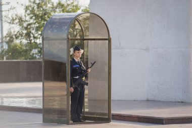 Anıtı Dikilitaş sonsuz şöhret. Korumalı kız anıtlar