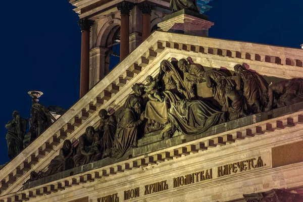 Sculpture sur le toit de la cathédrale Saint-Isaac — Photo