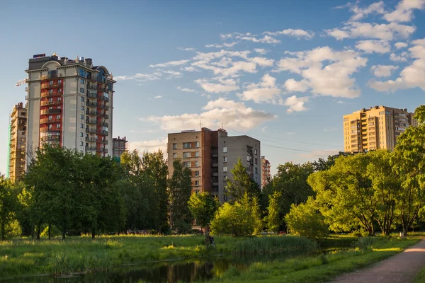 Edifici residenziali sul lago in natura a San Pietroburgo — Foto Stock