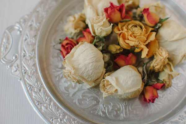 gümüş tabakta kuru çiçekler