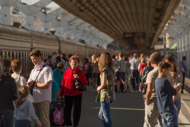 Saint-Petersburg, Rusya. Moskova tren istasyonu platformunda yolcu.
