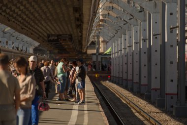 Saint-Petersburg, Rusya. Moskova tren istasyonu platformunda yolcu.