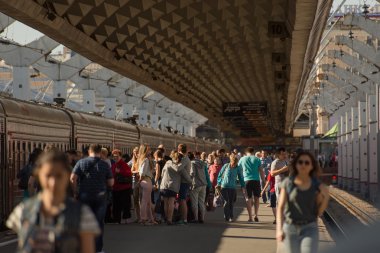 Saint-Petersburg, Rusya. Moskova tren istasyonu platformunda yolcu.