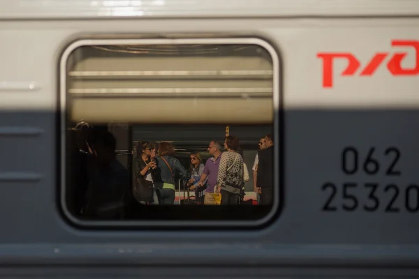 Saint-Petersburg, Rusya. Moskova tren istasyonu platformunda yolcu.