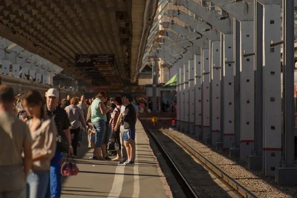 SAINT-PETERSBURG, RUSIA. Pasajeros en la plataforma de la estación de tren de Moscú . — Foto de Stock