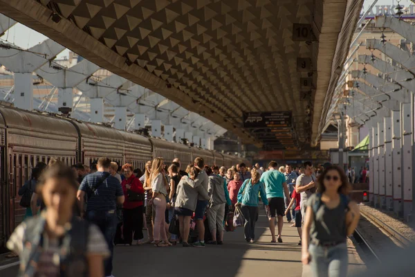 SAINT-PETERSBURG, RUSIA. Pasajeros en la plataforma de la estación de tren de Moscú . — Foto de Stock