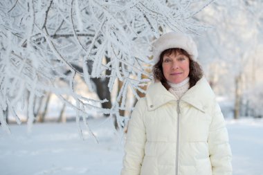 Güzel kadın 50 yaşında karlı şehir yürüyüş