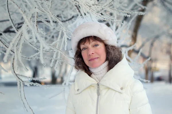 Hermosa mujer de 50 años caminando por la ciudad nevada —  Fotos de Stock