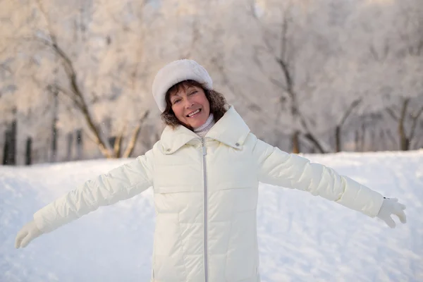 Güzel kadın 50 yaşında karlı şehir yürüyüş