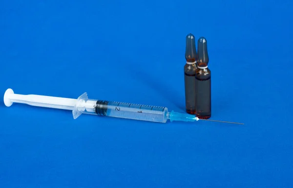 Ampoules Seringues Médicales Vaccin Flacon Avec Seringue Sur Fond Bleu — Photo