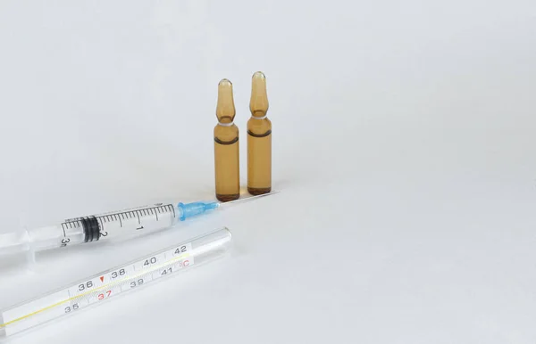 Ampoule Seringue Médicales Thermomètre Vaccin Seringue Sur Fond Blanc Flacon — Photo