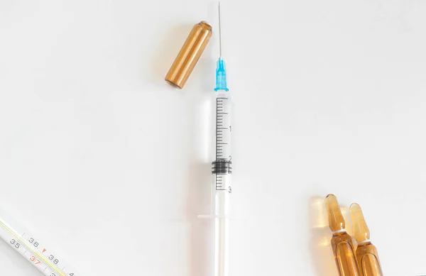 Une Seringue Avec Vaccin Deux Ampoules Une Ampoule Vide Thermomètre — Photo