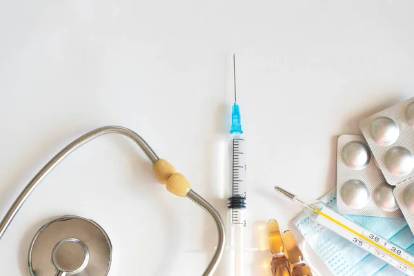 Seringue Avec Vaccin Ampoules Diverses Pilules Thermomètre Phonendoscope Équipement Médical — Photo