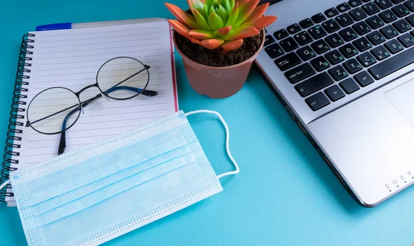 Μπλε Επιφάνεια Εργασίας Laptop Γυαλιά Ιατρική Μάσκα Smartphone Notebook Στυλό — Φωτογραφία Αρχείου