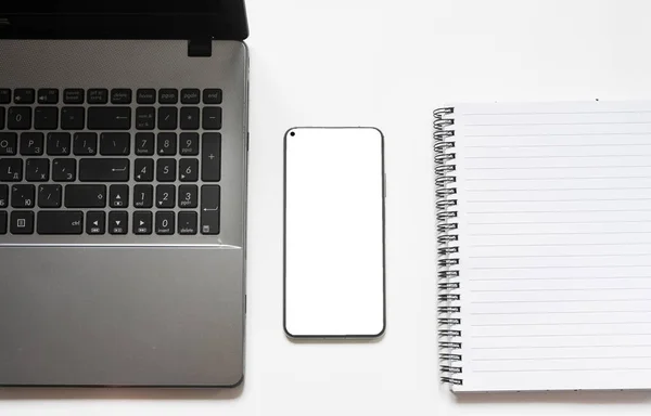Μοντέρνο Λευκό Γραφείο Φορητό Υπολογιστή Smartphone Λευκή Οθόνη Notepad Έννοια — Φωτογραφία Αρχείου