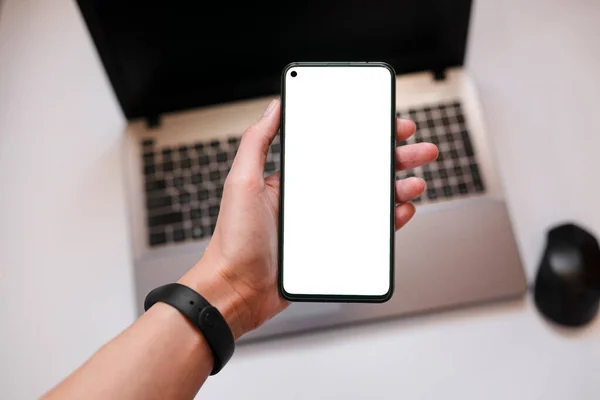 Primo Piano Uno Smartphone Con Uno Schermo Bianco Mano Computer — Foto Stock
