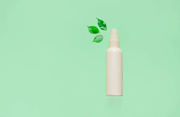 Folhas Verdes São Pulverizadas Uma Garrafa Spray Conceito Produto Ecológico — Fotografia de Stock