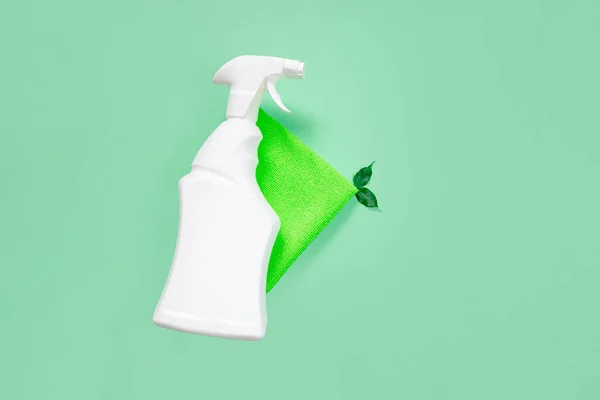 Garrafa Spray Pano Limpeza Branco Verde Folhas Verdes Fundo Verde — Fotografia de Stock
