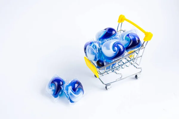 Синие Капсулы Стирки Тележке Покупок Концепция Покупки Мыла Моющих Средств — стоковое фото