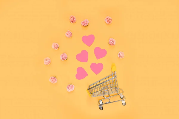 Тележка Разбросанными Розовыми Сердцами Маленькими Розами Ярко Желтом Фоне Подарочная — стоковое фото