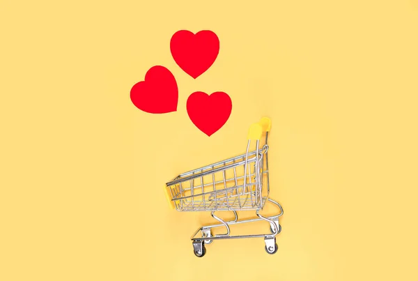 Cesta Compra Con Corazones Rojos Sobre Fondo Amarillo Brillante Concepto — Foto de Stock