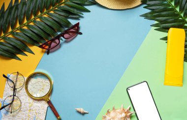 Yaz dönemi. Şapka, kırmızı gözlük, güneş kremi, akıllı telefon, sarı, mavi ve yeşil arka planda tropik yapraklar. Tatil ve seyahat seti. Mesaj için yer var. Düz yatıyordu. Yukarıdan bak. Boşluğu kopyala