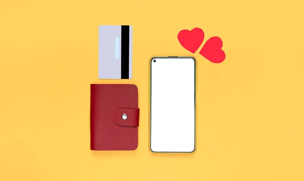 智能手机 白色屏幕模型 信用卡 黄色背景的心脏 情人节用电话在网上购物礼物的概念 复制文本的空间 顶视图 平躺在床上 — 图库照片