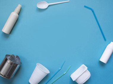 Bir sürü farklı plastik tek kullanımlık çöp, mavi arka planda, ekolojik ayrılık kavramı ve plastik atık koleksiyonu. Plastiği reddetmek. Yukarıdan bak. Düz yatıyordu. metin için boşluk kopyala.