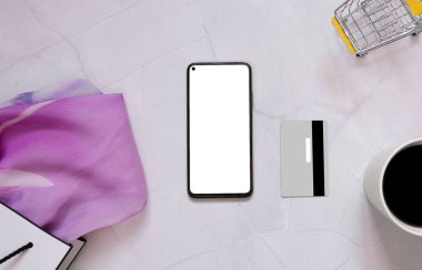 Akıllı telefon, gümüş kredi kartı, alışveriş arabası, paket ve elbise. Kadın online alışveriş konsepti. İnternetten alışveriş, kadın harcamaları, Kara Cuma. Üst Manzara. Düz yatıyordu. metin için boşluk kopyala