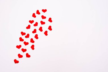 Modern Sevgililer Günü arkaplanı. Birçok kırmızı kalp beyaz arka plana saçılmıştır. Aşk konsepti. Düğün için. Modaya uygun. Aşk, yaratıcı konsept. Üst Manzara. Düz yatıyordu. metin için boşluk kopyala