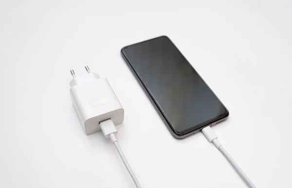 Chargement Smartphone Câble Usb Sur Fond Blanc Vue Dessus Côté — Photo